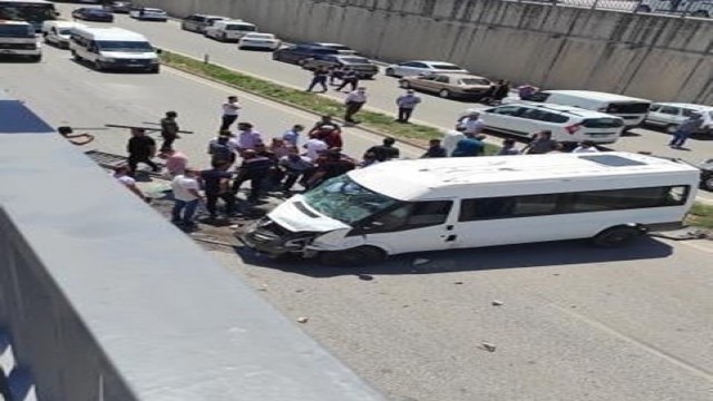 Hatayda jandarma personelini taşıyan minibüs devrildi: 3 yaralı