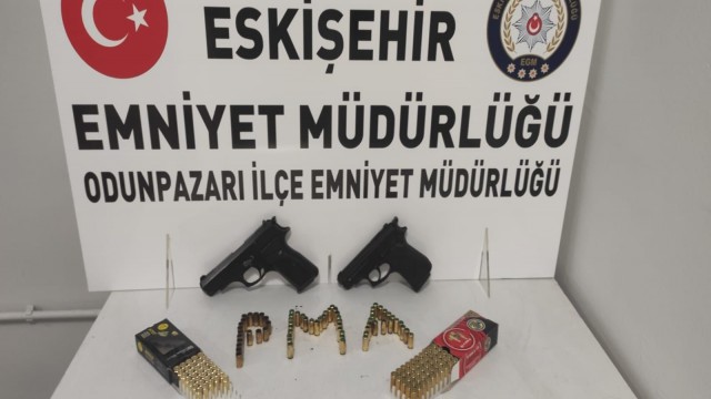 Hava açılan ateşin sesini takip eden ekipler 3 silah ve çok sayıda mermi ele geçirdi