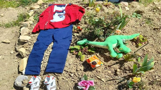 Hayatını kaybeden oğluna bayramlık alan anne yürekleri dağladı