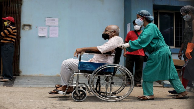 Hindistanda salgında yeni rekor: son 24 saatte 414 bin 188 vaka