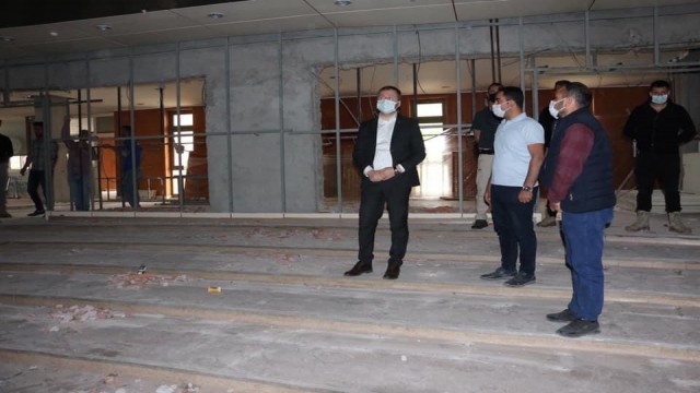 Hizan Kaymakamı Yelek, Kültür Merkezi binasında incelemelerde bulundu