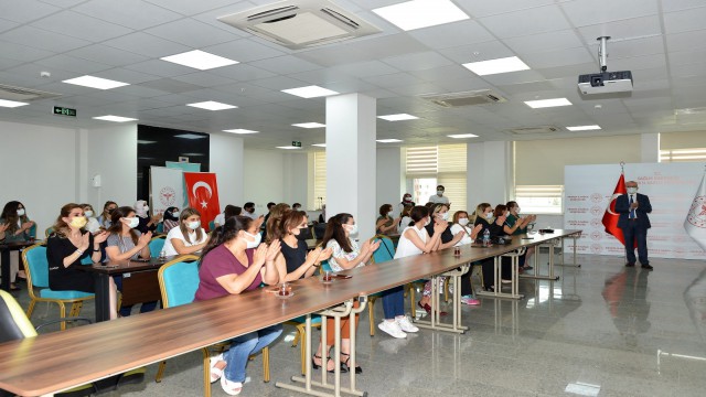 Hülürden hemşirelere kırmızı gül