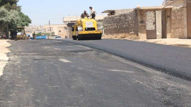 İdlibde köyleri bağlayan yollarda asfaltlama çalışması yapıldı