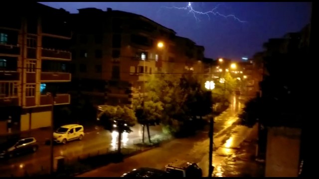 Iğdırda şimşekler geceyi aydınlattı