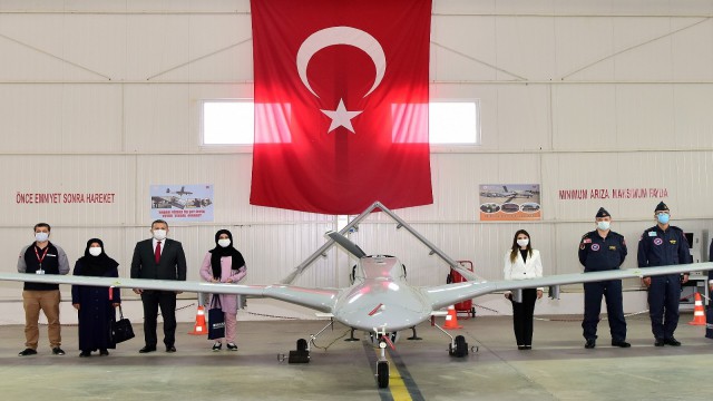 İHA ve SİHAları görmek isteyen genç kızın hayalini Vali gerçekleştirdi