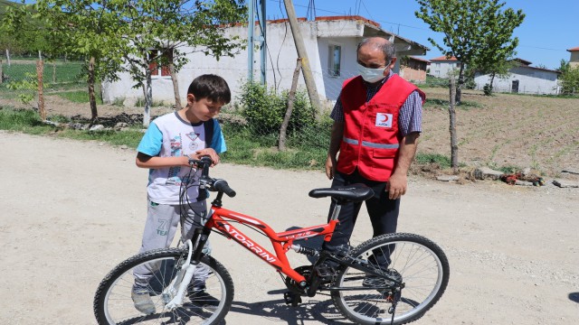 İki çocuğun bisiklet hayalini Kızılay gerçekleştirdi