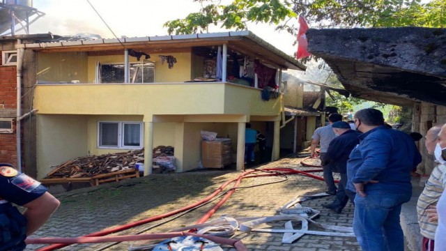 İki katlı ahşap evde çıkan yangın korkuttu