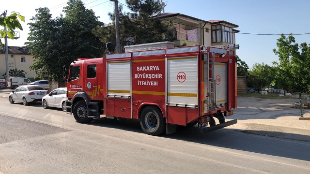 İki katlı evin alt katında çıkan yangın itfaiye tarafından söndürüldü