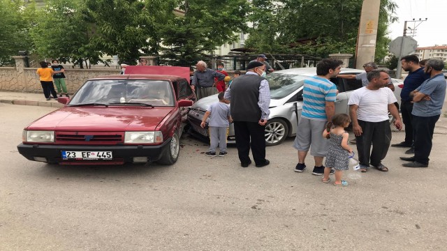 İki otomobil çarpıştı: 1 yaralı