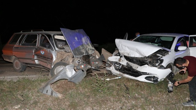 İki otomobil kafa kafaya çarpıştı: 5 yaralı