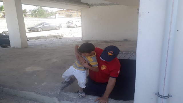 İnşaatın bodrum katına düşen çocuk kurtarıldı
