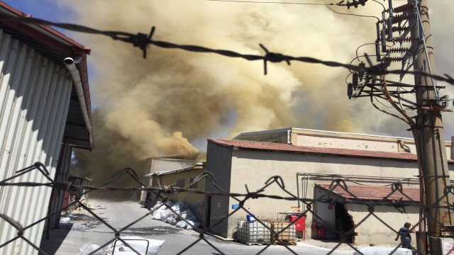 İplik fabrikasında çıkan yangında 4 işçi dumandan etkilendi