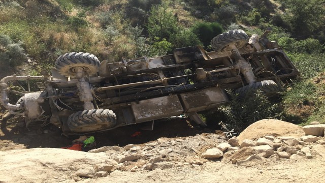 İş makinesinin altında kalan işçi yaralandı