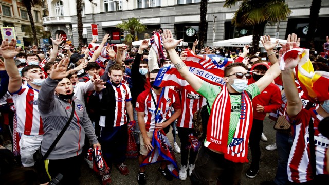 İspanyada Atletico Madrid taraftarları Covid-19u unuttu