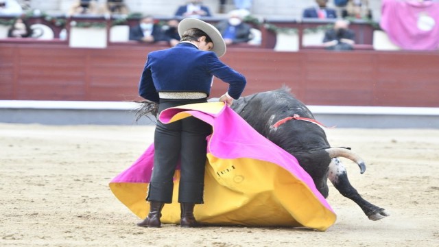 İspanyada salgının başından bu yana ilk boğa güreşi yapıldı
