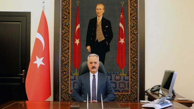 Isparta Valisi Seymenoğlu: “Dijital iletişim kanallarıyla bayramlaşmayı sürdürmeliyiz”