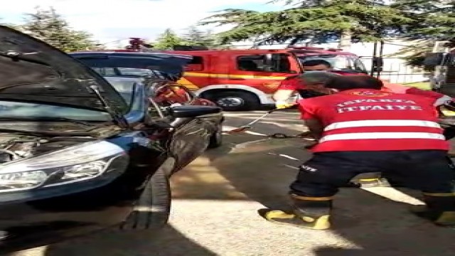 Ispartada park halindeki araca giren yılanı itfaiye çıkardı