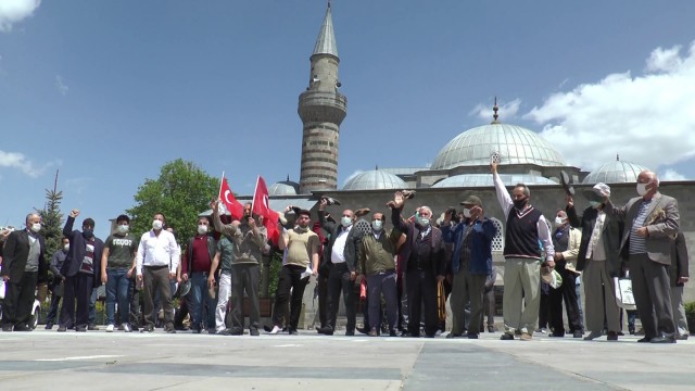 İsraile tepki için ayakkabı fırlattılar