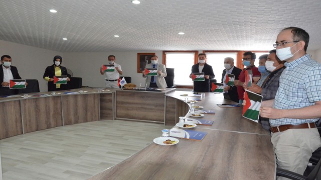 İsraili Filistin bayrakları ile kınadılar