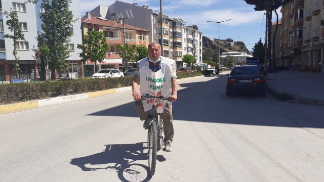İsraili protesto için bisikletiyle yola çıktı