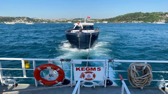 İstanbul Boğazında arızalanan tekne sürüklendi