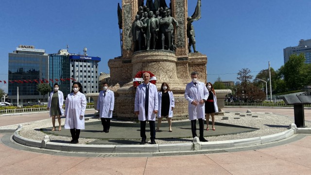 İstanbul Eczacı Odası Cumhuriyet Anıtına çelenk bıraktı