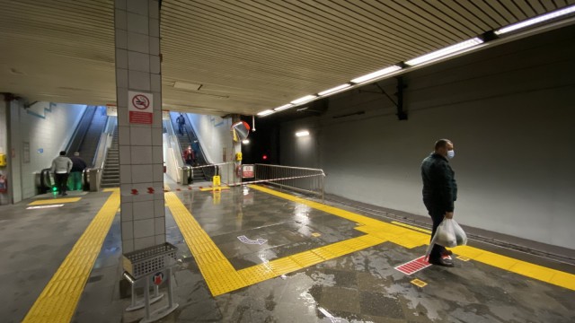 İstanbul Metrosunun tavanı aktı
