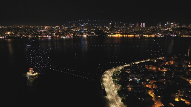 İstanbulda 500 dronla mest eden ışık gösterisi