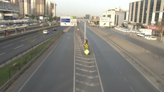 İstanbulda kısıtlama nedeniyle haftanın ilk gününde yollar boş kaldı