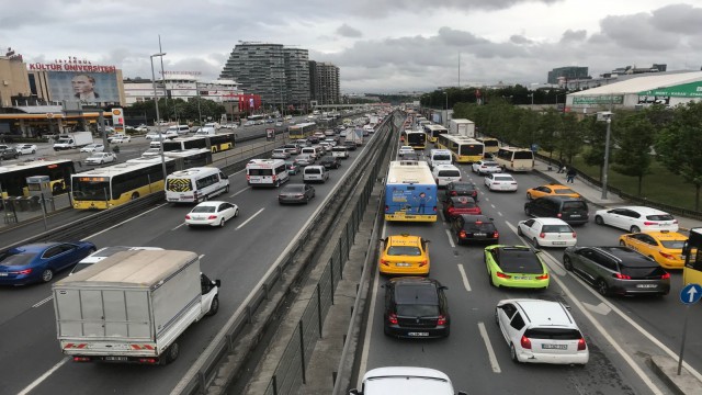 İstanbulda sağanak yağış sonrası trafik yoğunluğu yüzde 72ye çıktı