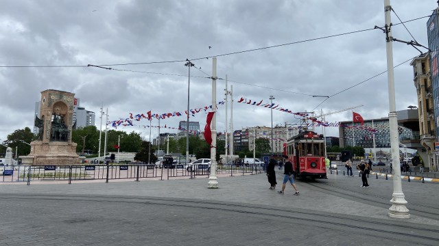 İstanbulda şiddetli rüzgar: Gökyüzü kara bulutlarla kaplandı