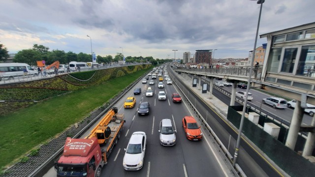 İstanbulda trafik durma noktasına geldi, yoğunluk yüzde 81 seviyesine ulaştı