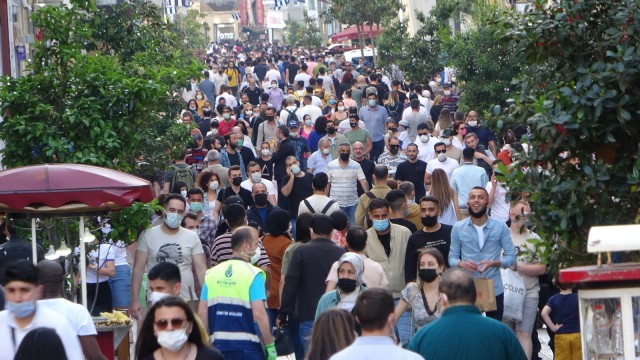 İstiklal Caddesinde ‘iğne atsan yere düşmeyecek dedirten yoğunluk