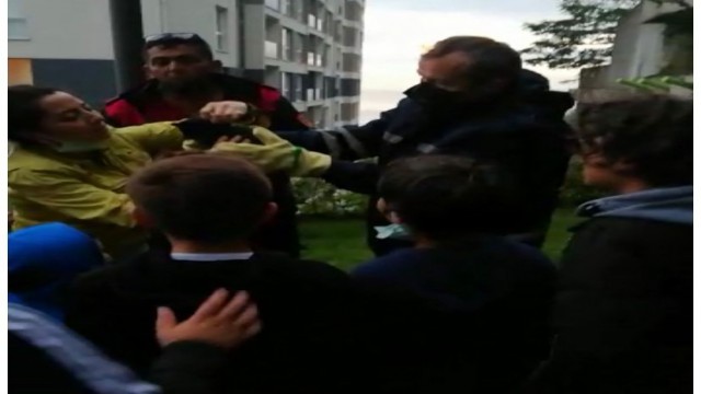 İstinat duvarına sıkışan yavru kedinin imdadına itfaiye koştu