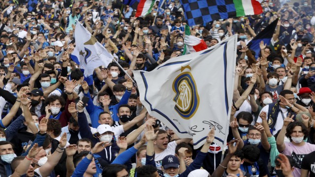İtalyada Inter taraftarları Covid-19u unuttu