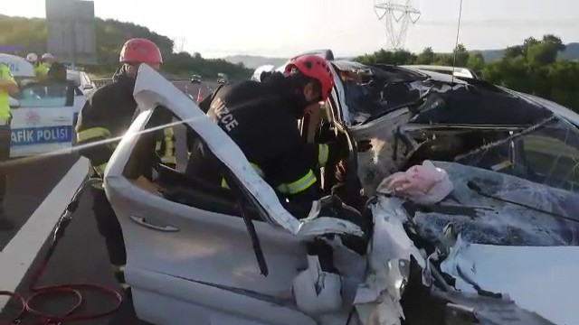 İtfaiye aracın içinde sıkışan yaralının hayata tutunmasını sağladı