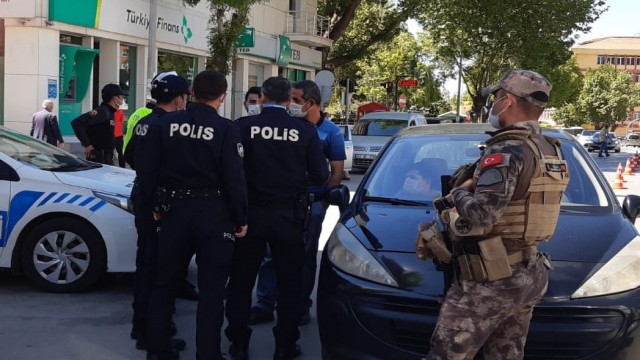 İzin belgesi sorulunca tartıştığı polisi görüntülemeye başladı
