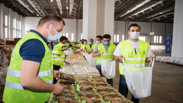 İzmir Büyükşehir hem üreticiye hem dar gelirli ailelere destek oluyor