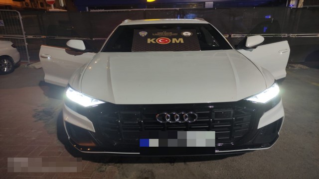 İzmirde kaçak lüks otomobil operasyonu: 1 tutuklama