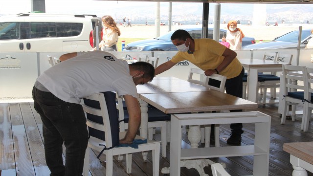 İzmirde kafe ve restoranlarda tam gaz normalleşme hazırlığı