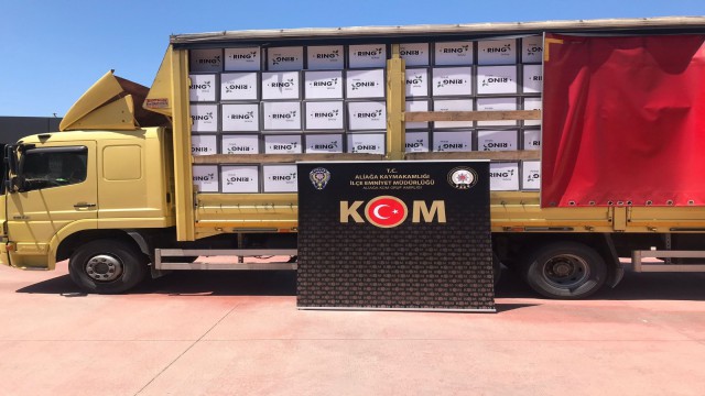 İzmirde milyonlarca bandrolsüz boş makaron ele geçirildi