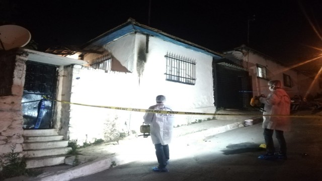 İzmirde molotof atıldığı ileri sürülen müstakil evde yangın çıktı