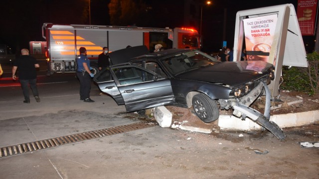 İzmirde nefes kesen kovalamaca: Polis otosuna çarpıp kazaya sebebiyet veren şüpheli gözaltında