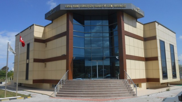 İzmirde sökülmesi gündeme gelen ve asbest taşıdığı öne sürülen gemiyle ilgili açıklama