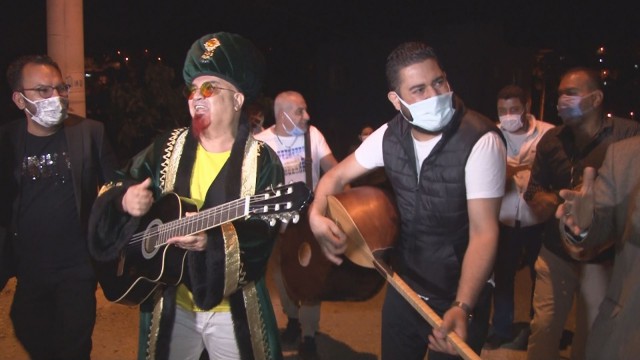 İzmirli sanatçılar vatandaşları orkestra ile sahura kaldırdı