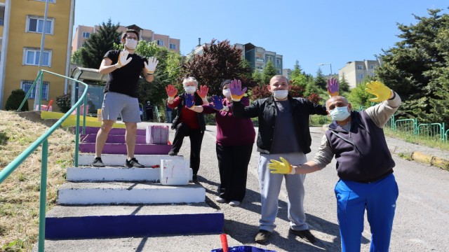 İzmit merdivenleri gökkuşağına dönüşüyor