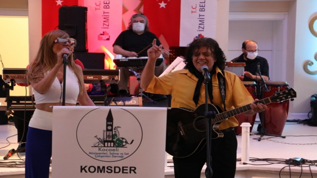 İzmitliler bayram coşkusunu müzisyenlerle yaşadı