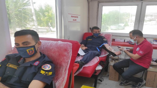 Jandarma bu kez hayat kurtarmak için kan verdi