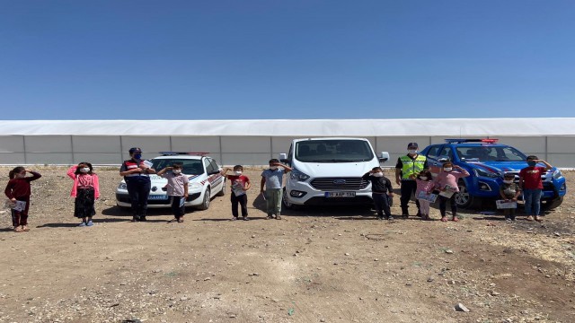 Jandarma hem kadınları bilgilendirdi hem çocukları sevindirdi
