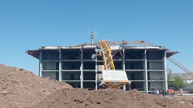 Jandarma Komutanlığında kule vinci devrildi, kimsenin burnu kanamadı